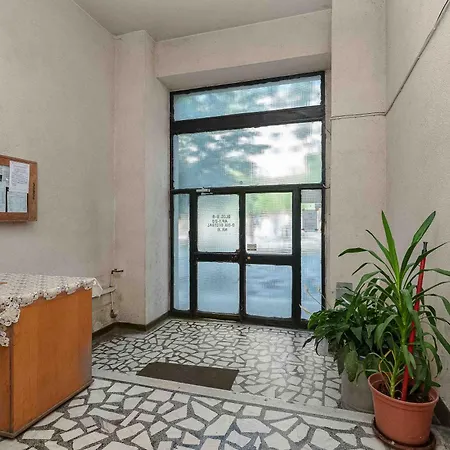 Inviting On Decebal Boulevard In 布加勒斯特