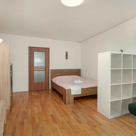 Inviting On Decebal Boulevard In Appartement Boekarest