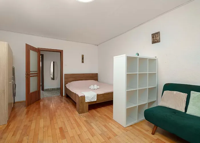 Inviting On Decebal Boulevard In * 부쿠레슈티