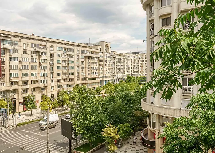 Inviting On Decebal Boulevard In דירה