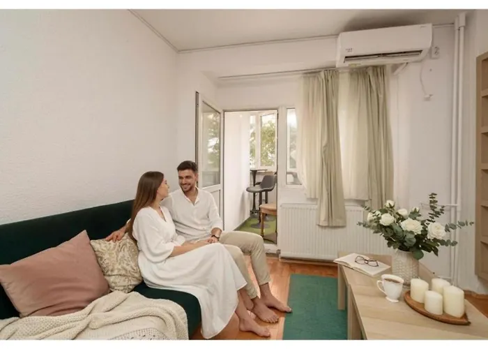 Inviting On Decebal Boulevard In דירה *