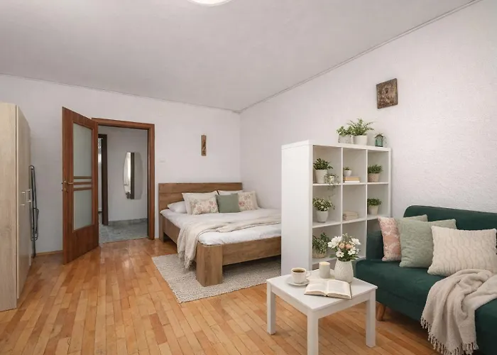 Inviting On Decebal Boulevard In